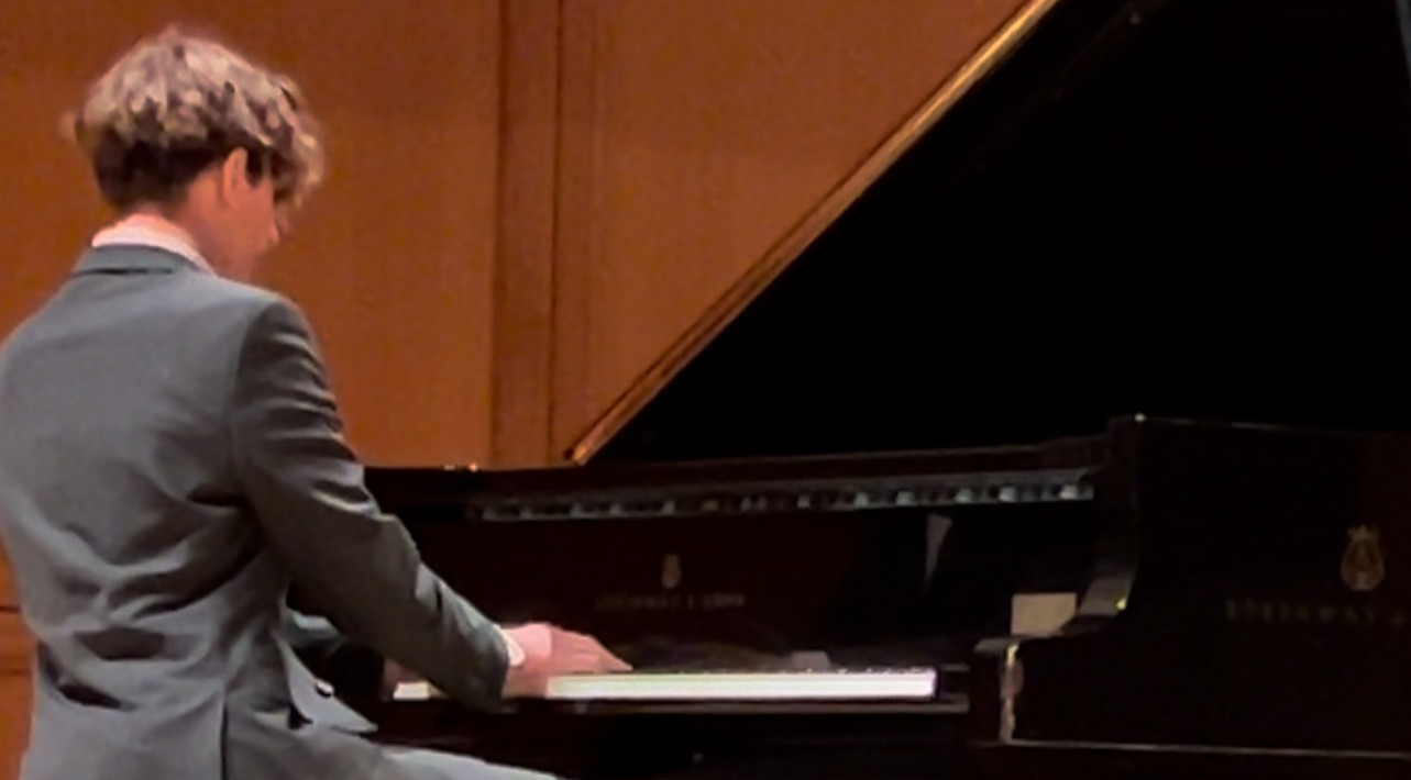 Nico van Doorninck performing at a grand piano